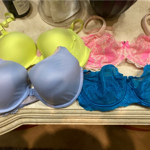 Victoria's Secret 38D 4 bra bundle - Picture 1 of 3